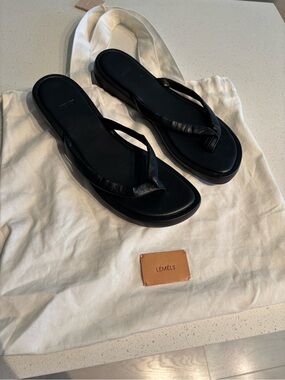 Léméls Black Leather Flip Flop Sandals